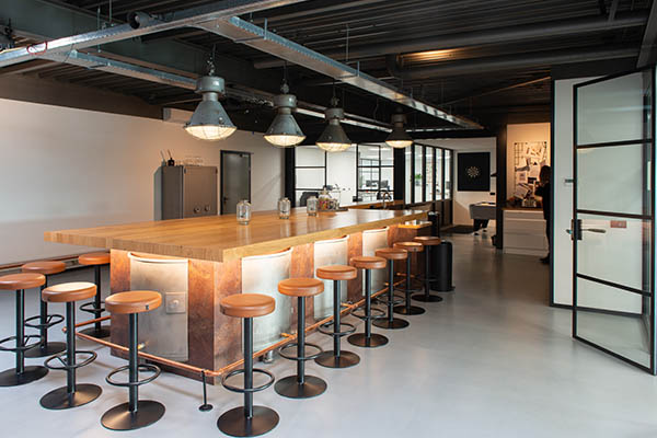 Kantine: bedrijfskantine met houten bar blad en verlichting industriële look