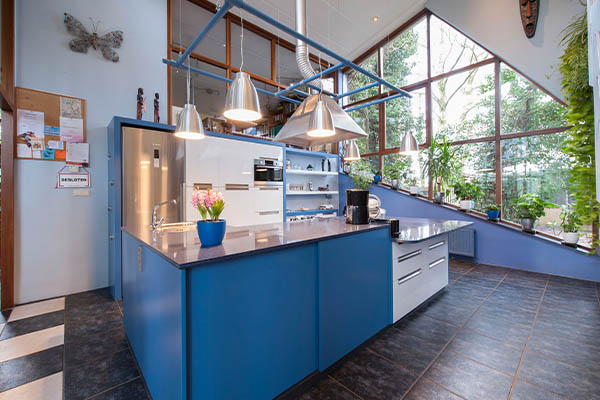 Keuken op maat met blauw kookeiland
