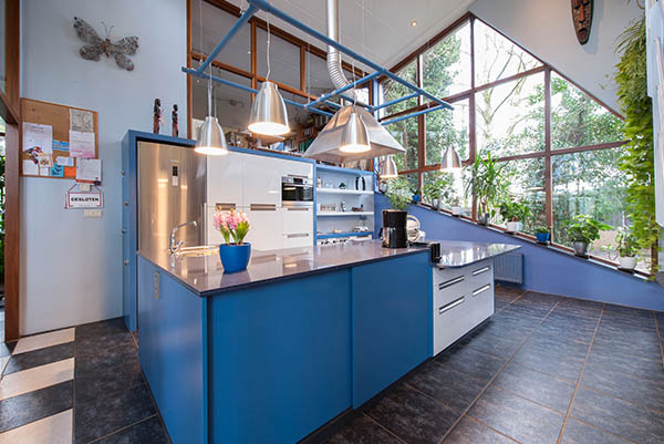 Keuken op maat met blauw kookeiland