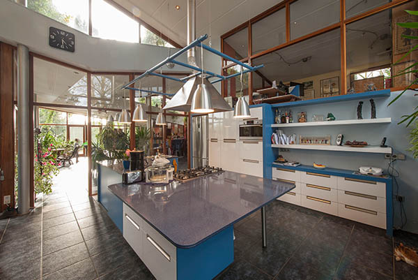 Keuken op maat met blauw kookeiland