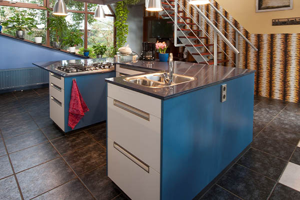 Keuken op maat met blauw kookeiland