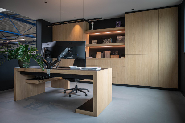 Modern en functioneel interieur voor de zakelijke ruimtes en de personeelskantine. 