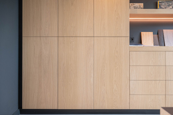 Modern en functioneel interieur voor de zakelijke ruimtes en de personeelskantine. 