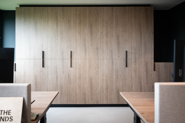 Modern en functioneel interieur voor de zakelijke ruimtes en de personeelskantine. 