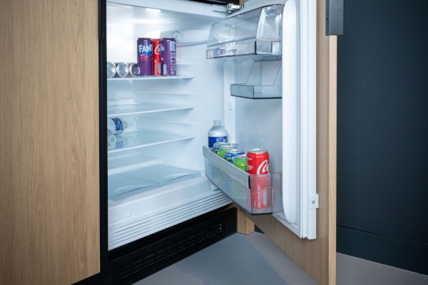 Modern en functioneel interieur voor de zakelijke ruimtes en de personeelskantine. 