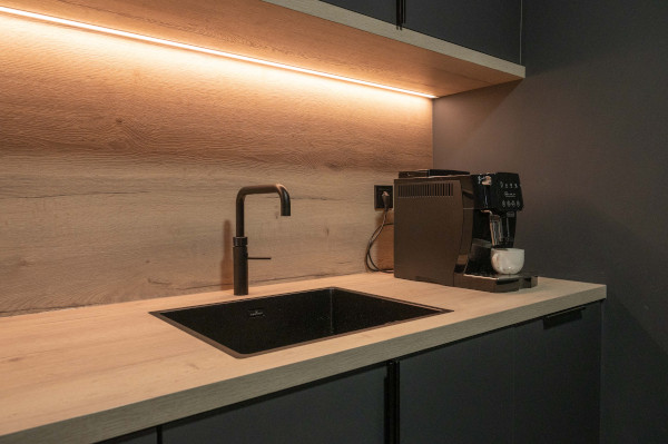Modern en functioneel interieur voor de zakelijke ruimtes en de personeelskantine. 
