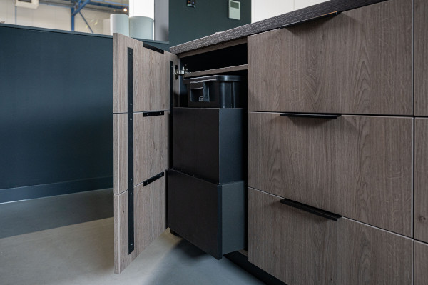 Modern en functioneel interieur voor de zakelijke ruimtes en de personeelskantine. 