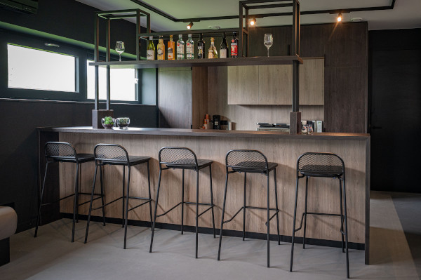 Modern en functioneel interieur voor de zakelijke ruimtes en de personeelskantine. 