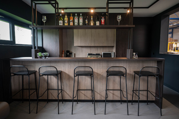 Modern en functioneel interieur voor de zakelijke ruimtes en de personeelskantine. 