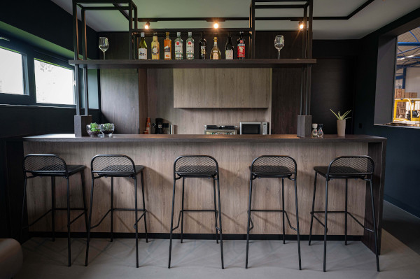 Modern en functioneel interieur voor de zakelijke ruimtes en de personeelskantine. 