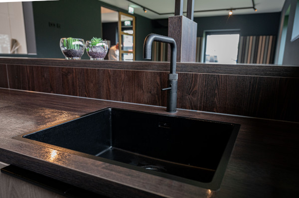 Modern en functioneel interieur voor de zakelijke ruimtes en de personeelskantine. 