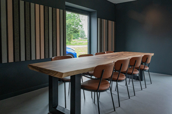 Modern en functioneel interieur voor de zakelijke ruimtes en de personeelskantine. 