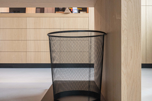 Modern en functioneel interieur voor de zakelijke ruimtes en de personeelskantine. 