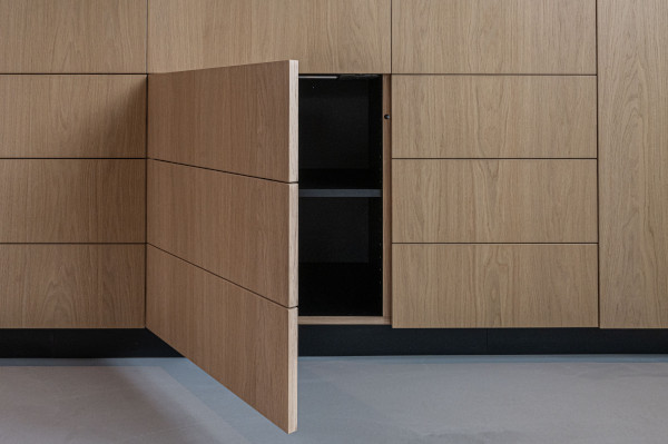 Modern en functioneel interieur voor de zakelijke ruimtes en de personeelskantine. 