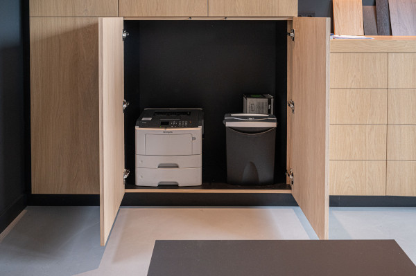 Modern en functioneel interieur voor de zakelijke ruimtes en de personeelskantine. 