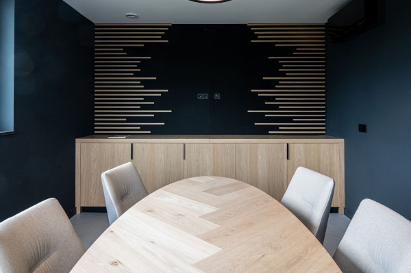 Modern en functioneel interieur voor de zakelijke ruimtes en de personeelskantine. 