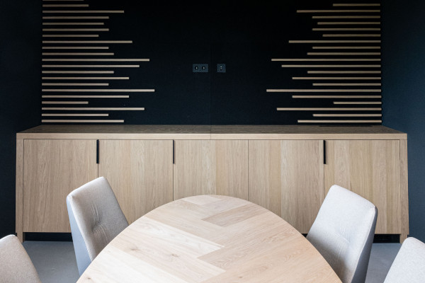 Modern en functioneel interieur voor de zakelijke ruimtes en de personeelskantine. 