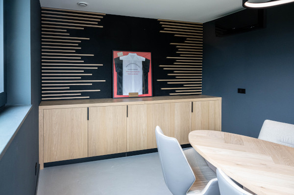 Modern en functioneel interieur voor de zakelijke ruimtes en de personeelskantine. 